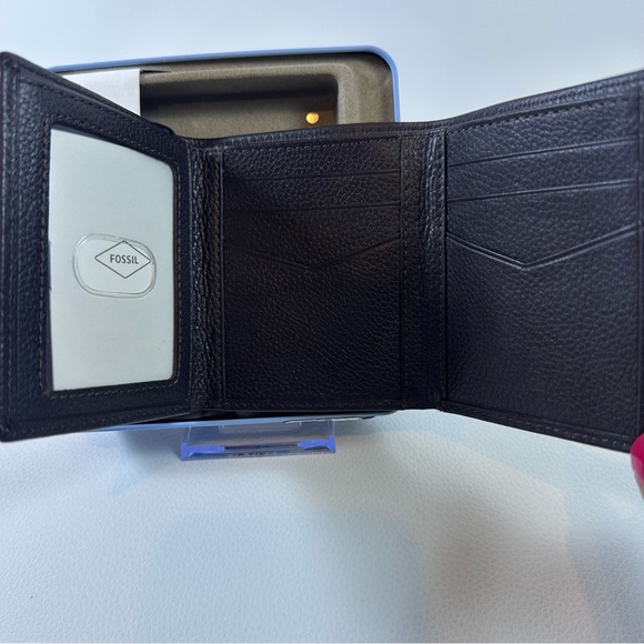 NWT Men’s Fossil Brown Leather Trifold Wallet - Picture 2 of 4